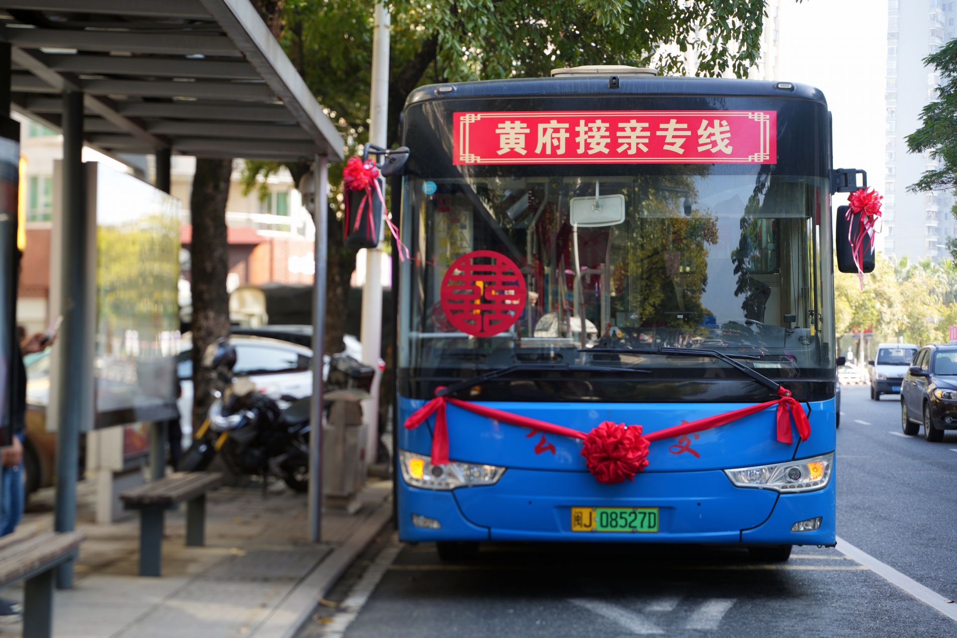 宁德候车亭广告灯箱材质对比