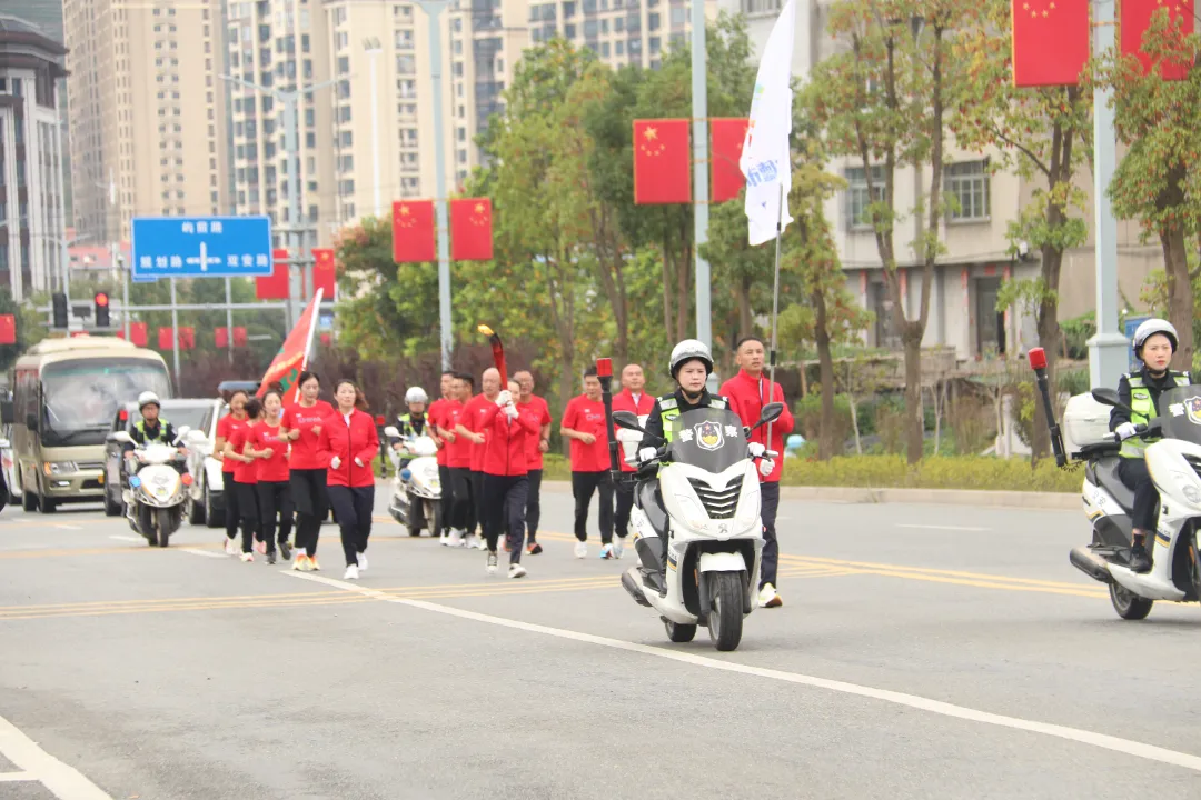 高能组图！市运会火炬燃动柳城！