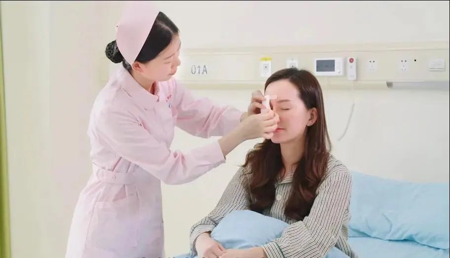 护士患者.jpg